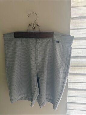 Travis Mathew shorts men’s size 36 grey stripes golf chino